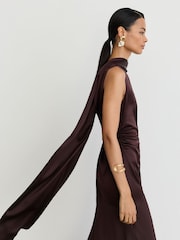 Weintraube Burgunder - Reiss Abi Cape-Detail Satin-Mix Ruched Maxi Dress - Bild 7 von 10