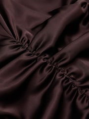 Weintraube Burgunder - Reiss Abi Cape-Detail Satin-Mix Ruched Maxi Dress - Bild 9 von 10