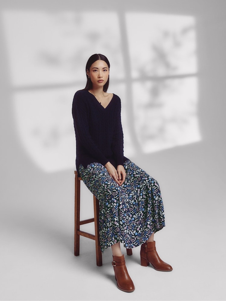 Crew Clothing Edna Longline Cable V-Neck Jumper - Image 1 of 5