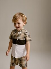 ألوان متعارضة أسمر/بيج فاتح - حزمة من شورت وتيشرت بكُم قصير وألوان متعارضة (3 شهور-12 سنوات) - صورة 1 من 6