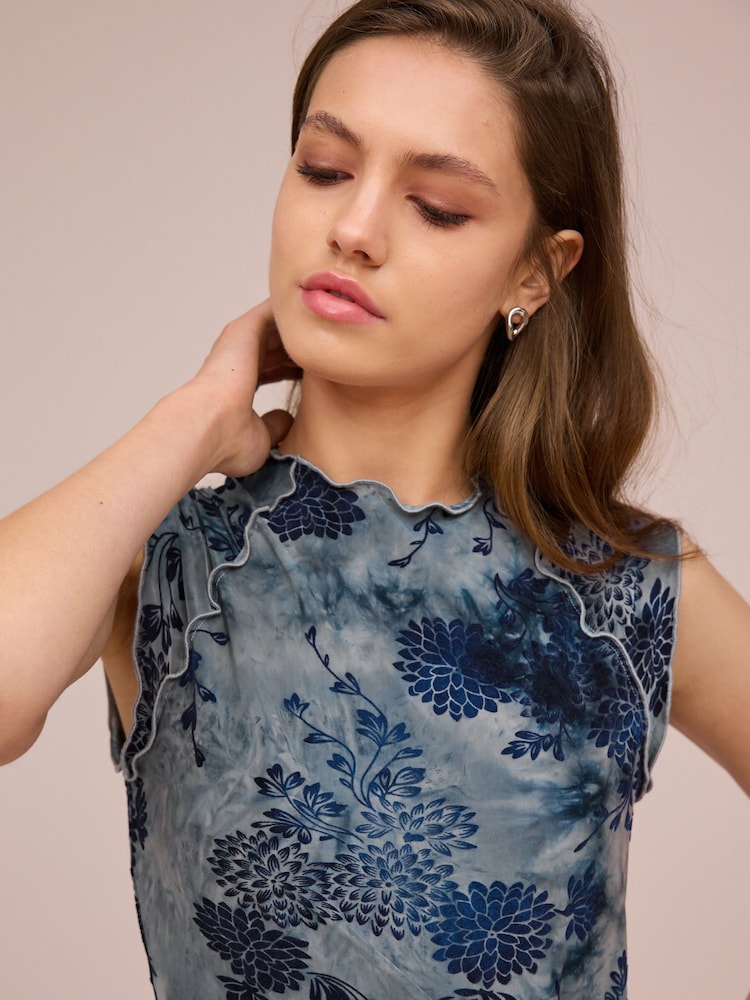 Jeansblau - Kurzarm-Oberteil mit gewelltem Saum und marmoriertem Blumenmuster - Bild 1 von 4 Jeansblau - Kurzarm-Oberteil mit gewelltem Saum und marmoriertem Blumenmuster - Bild 1 von 4