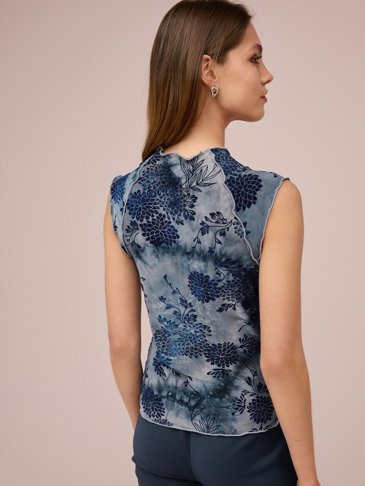 Jeansblau - Kurzarm-Oberteil mit gewelltem Saum und marmoriertem Blumenmuster - Bild 4 von 4 Jeansblau - Kurzarm-Oberteil mit gewelltem Saum und marmoriertem Blumenmuster - Bild 4 von 4