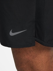 Черный - Nike Challenger Dri-FIT 7 Inch 2-in-1 Running Shorts - Изображение 15 из 18