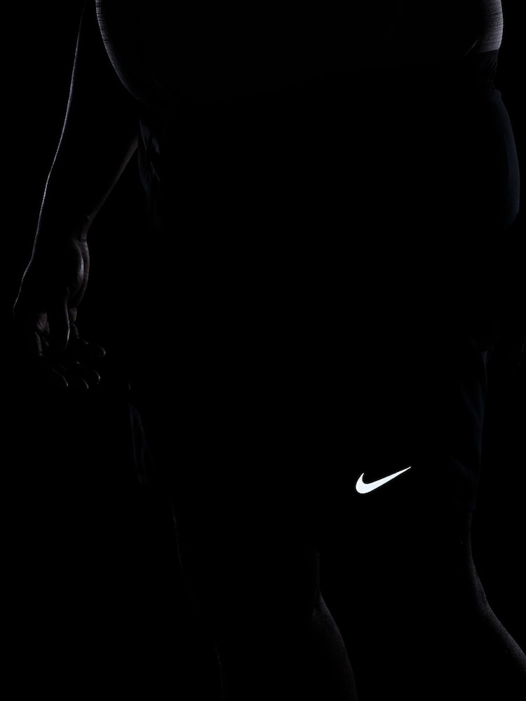 Черный - Nike Challenger Dri-FIT 7 Inch 2-in-1 Running Shorts - Изображение 18 из 18