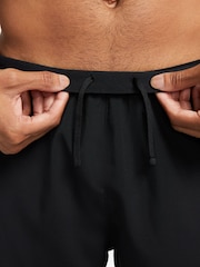 Черный - Nike Challenger Dri-FIT 7 Inch 2-in-1 Running Shorts - Изображение 6 из 18