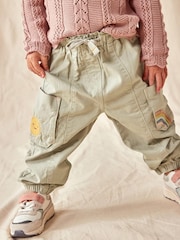 Sage zelena - Vezene kargo hlače (z žepi na hlačnicah) (3mths-7yrs) - Slika 2 iz 7