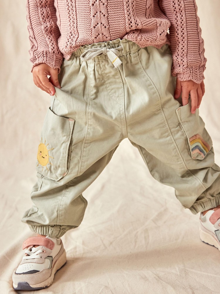 Sage zelena - Vezene kargo hlače (z žepi na hlačnicah) (3mths-7yrs) - Slika 2 iz 7