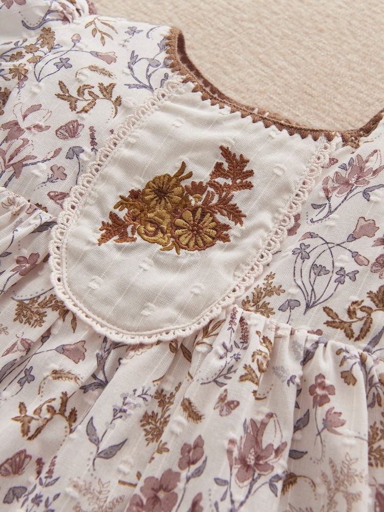 Vestido floral de dobby da Mamas & Papas - Imagem 2 de 3