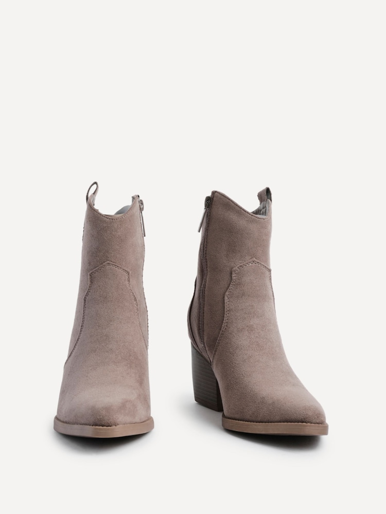Moca - Botas de antelina estilo western Jessie de Linzi - Imagen 7 de 7 Moca - Botas de antelina estilo western Jessie de Linzi - Imagen 7 de 7