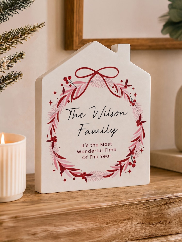 Personalised Wreath Wooden House Ornament by PMC - Larawan 1 ng 3