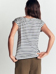 Κρεμ - Boden Supersoft T-Shirt με λαιμόκοψη - Εικόνα 3 από 4