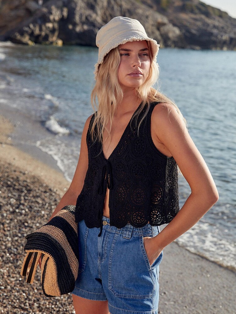 Svart - Virkade Slips Front Väst - Bild 1 av 6 Svart - Virkade Slips Front Väst - Bild 1 av 6