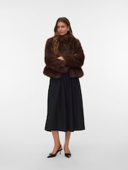 Braun - VERO MODA Kurze Jacke aus Fellimitat - Bild 3 von 5
