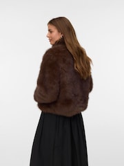 Braun - VERO MODA Kurze Jacke aus Fellimitat - Bild 4 von 5