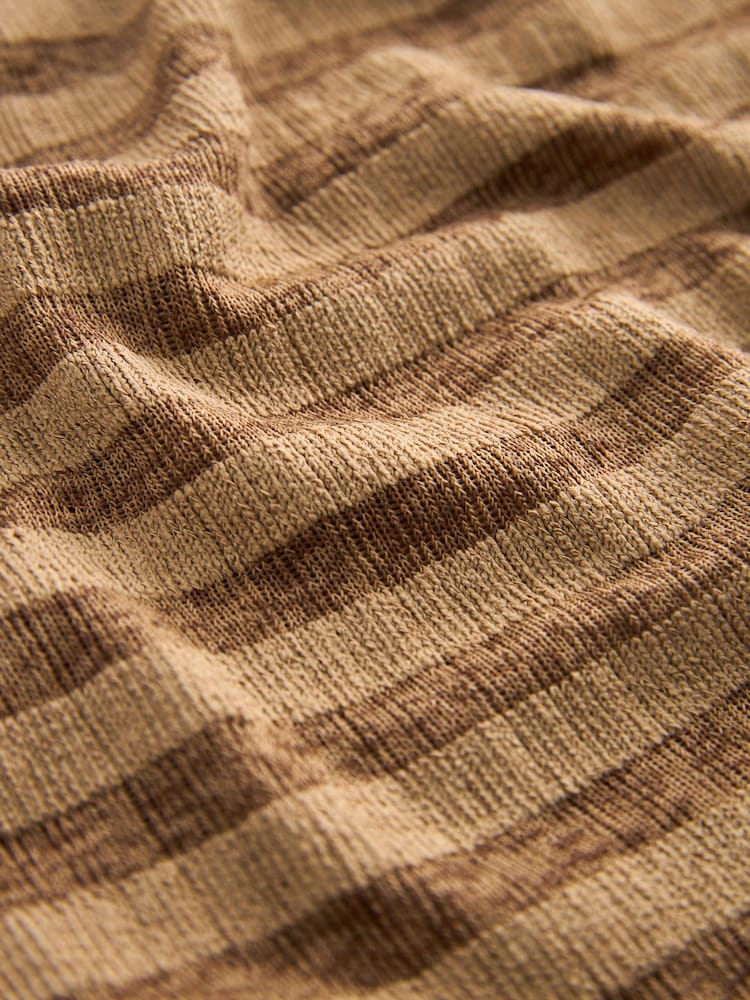 Neutrale Farbe - Strukturiertes Langarm-Top mit geschlitztem Ausschnitt - Bild 6 von 6 Neutrale Farbe - Strukturiertes Langarm-Top mit geschlitztem Ausschnitt - Bild 6 von 6