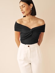 Schwarz - Texturiertes Bardot-Top mit Twist Front​​​​​​​ - Bild 1 von 5