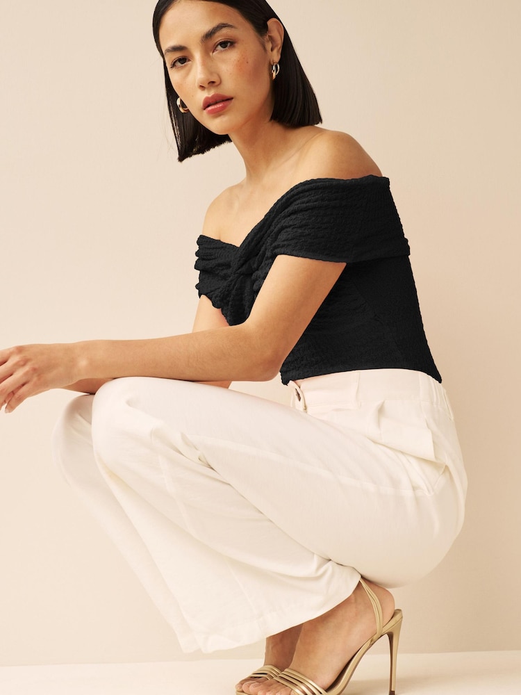 Schwarz - Texturiertes Bardot-Top mit Twist Front​​​​​​​ - Bild 2 von 5
