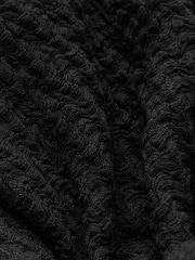 Schwarz - Texturiertes Bardot-Top mit Twist Front​​​​​​​ - Bild 5 von 5