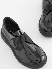 Schwarzes Lackleder - Schuhe mit Klettverschluss und Schleife - Bild 3 von 5