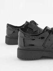 Schwarzes Lackleder - Schuhe mit Klettverschluss und Schleife - Bild 4 von 5