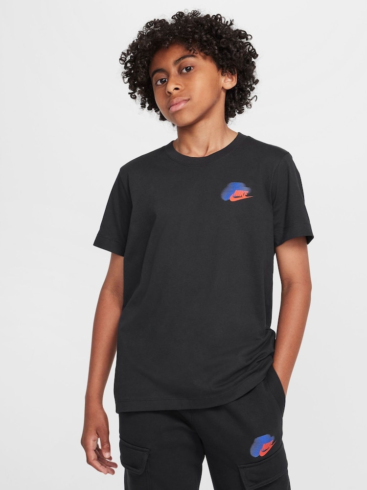 Schwarz - Nike T-Shirt mit Grafik - Bild 1 von 4 Schwarz - Nike T-Shirt mit Grafik - Bild 1 von 4