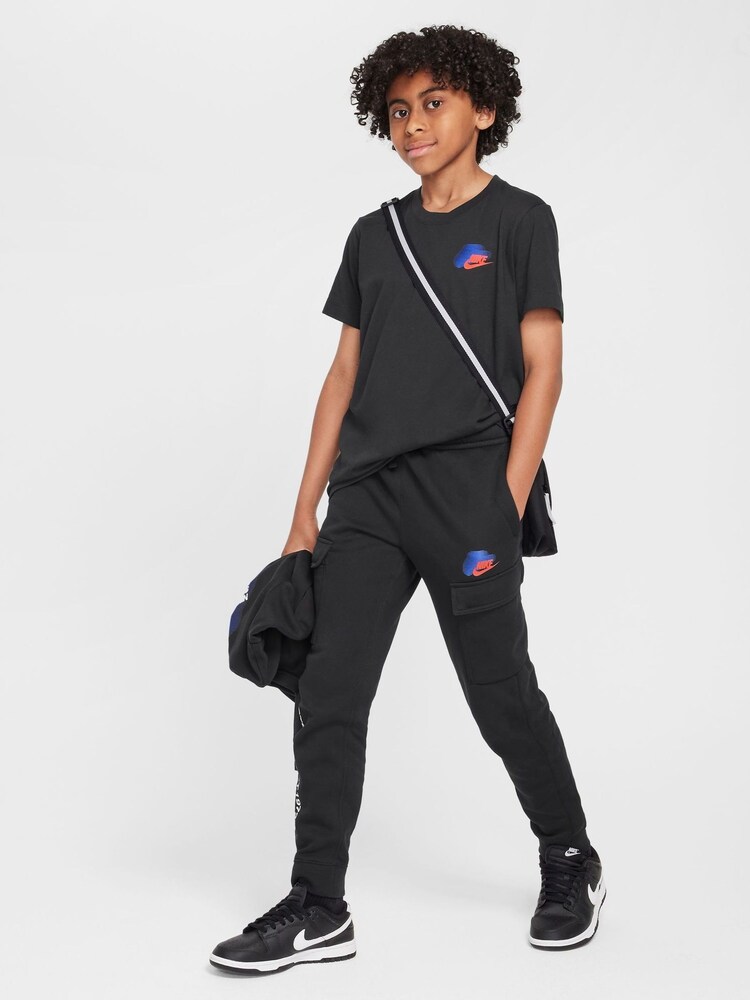 Schwarz - Nike T-Shirt mit Grafik - Bild 4 von 4 Schwarz - Nike T-Shirt mit Grafik - Bild 4 von 4