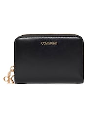 محفظة جلد بتقنية RFID ونقشة مونوغرام وتعليقة من Calvin Klein - صورة 1 من 4