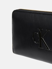 محفظة بسحَّاب بالكامل وشعار مونوغرام من Calvin Klein - صورة 4 من 5