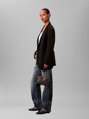حقيبة كاميرا بشعار Emblem يغطي كل الجوانب من Calvin Klein - صورة 1 من 7
