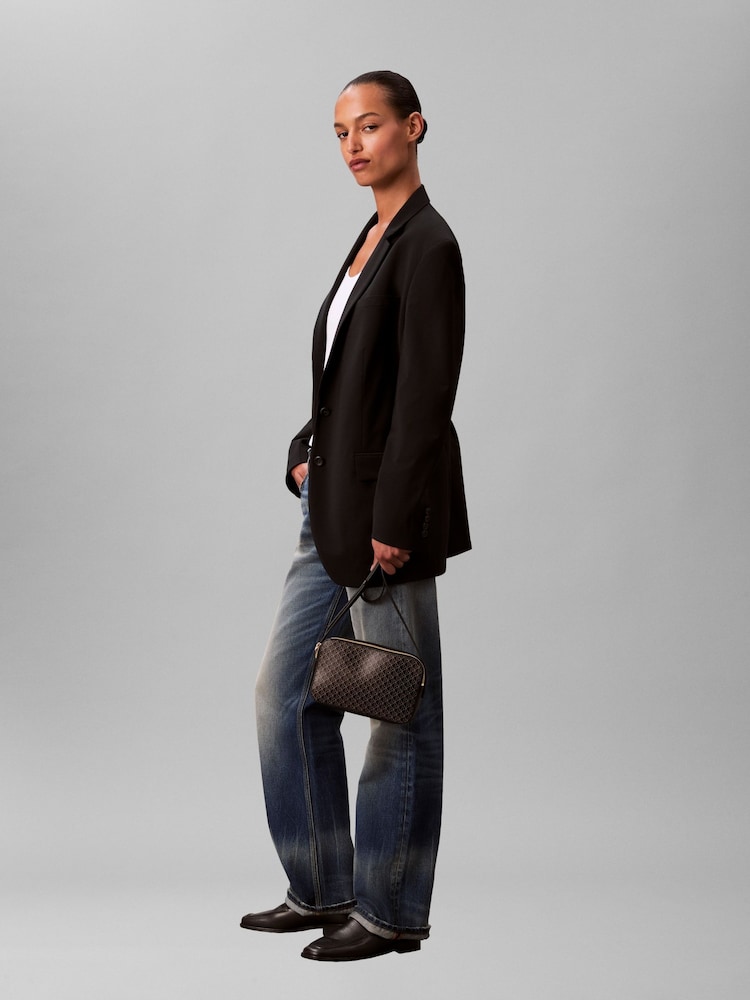 حقيبة كاميرا بشعار Emblem يغطي كل الجوانب من Calvin Klein - صورة 1 من 7