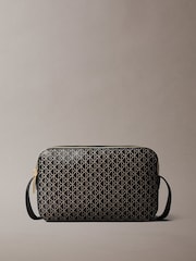 حقيبة كاميرا بشعار Emblem يغطي كل الجوانب من Calvin Klein - صورة 2 من 7