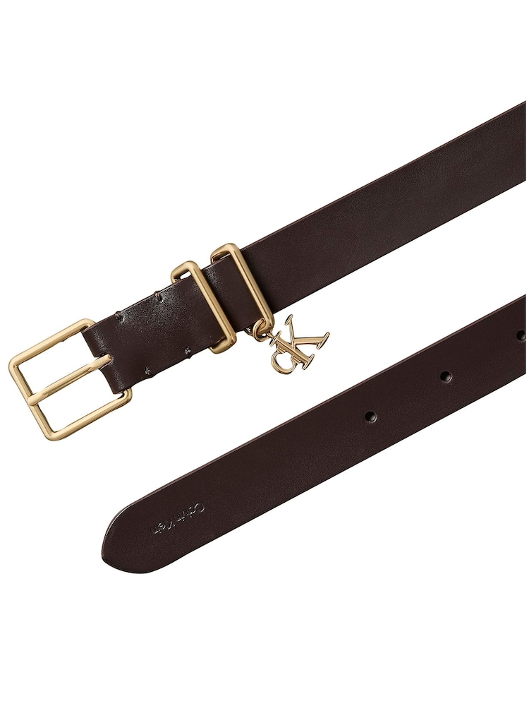 Cinturón de piel con charm y logotipo Signature de Calvin Klein - Imagen 3 de 3
