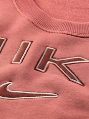 Nike Phoenix Fleece Standard Sweatshirt mit Rundhalsausschnitt und Logo im College-Stil - Bild 7 von 7