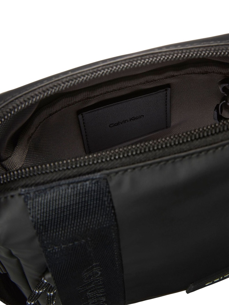 Sac de reporter Calvin Klein Monologo Patch - Image 4 sur 4 Sac de reporter Calvin Klein Monologo Patch - Image 4 sur 4