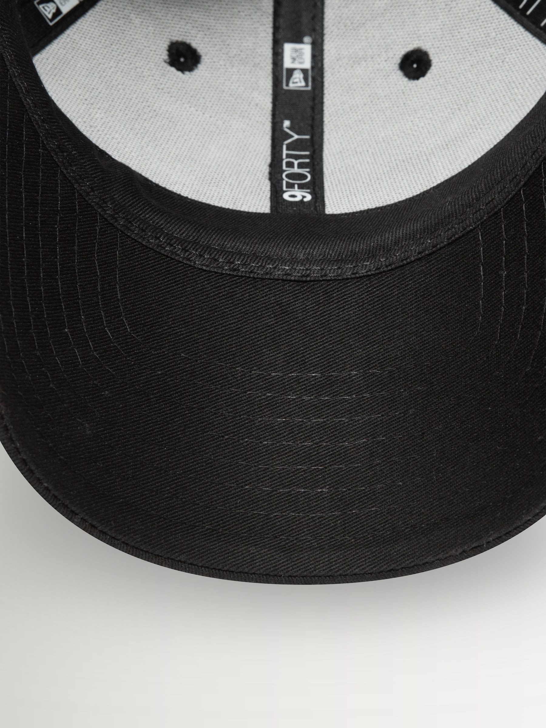 Buy New Era® Black Ground New York Yankees Essential 9FORTY Cap