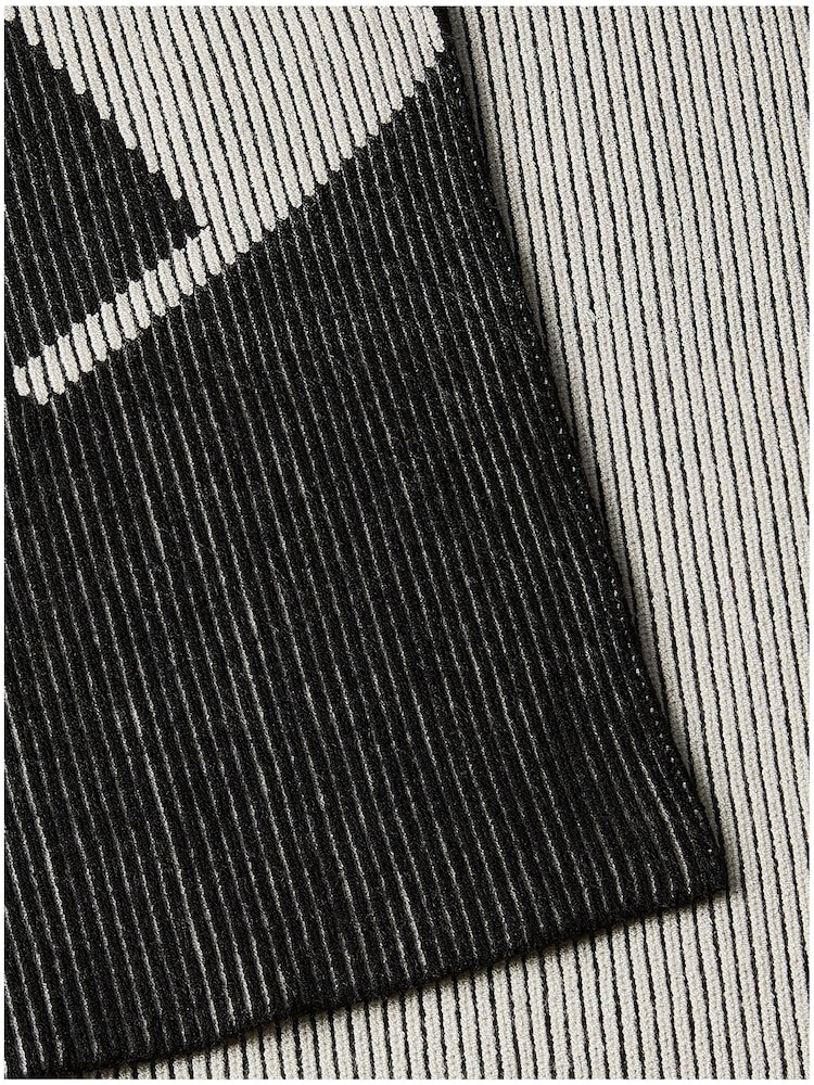 Calvin Klein Graphic Logo Scarf - Bild 3 von 3 Calvin Klein Graphic Logo Scarf - Bild 3 von 3