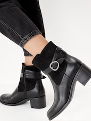 Schwarzes PU - Forever Comfort Stiefel mit Schnalle und Blockabsatz - Bild 1 von 7