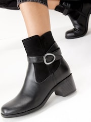 Schwarzes PU - Forever Comfort Stiefel mit Schnalle und Blockabsatz - Bild 2 von 7