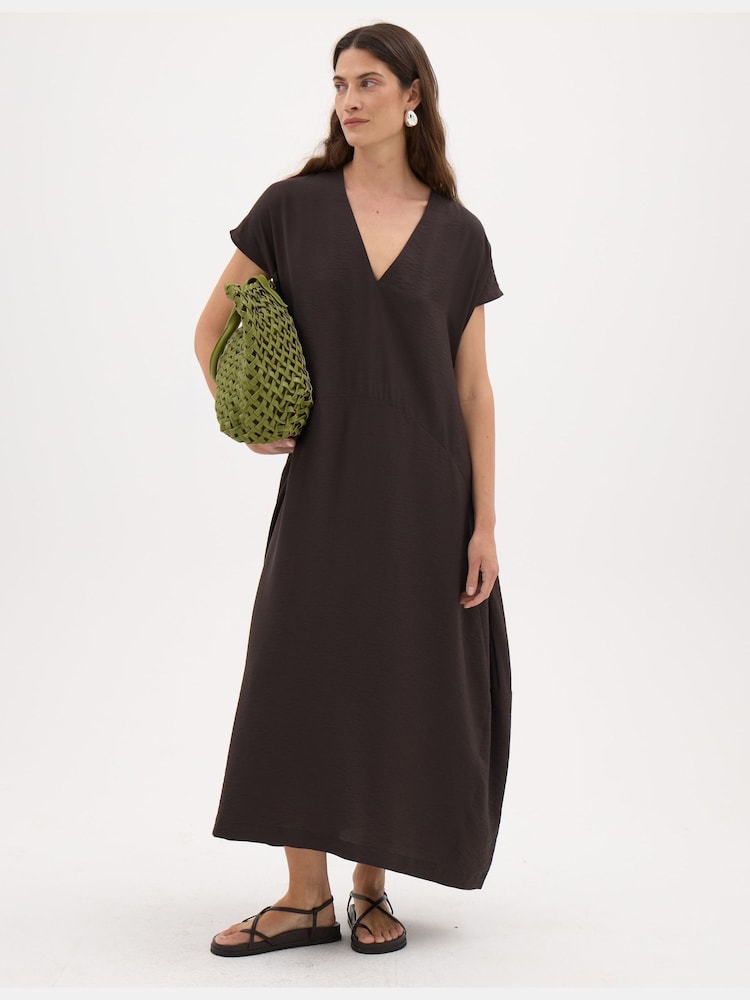 Hush Lottie Barrel Detail V-Neck Midi Dress - Larawan 1 ng 5 Hush Lottie Barrel Detail V-Neck Midi Dress - Larawan 1 ng 5