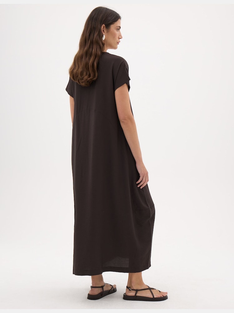 Hush Lottie Barrel Detail V-Neck Midi Dress - Larawan 2 ng 5 Hush Lottie Barrel Detail V-Neck Midi Dress - Larawan 2 ng 5