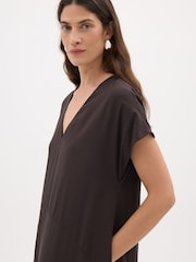 Hush Lottie Barrel Detail V-Neck Midi Dress - Larawan 3 ng 5