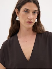 Hush Lottie Barrel Detail V-Neck Midi Dress - Larawan 4 ng 5