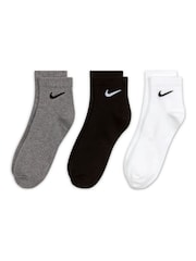 Nike White/Black Lightweight Everyday Ankle Socks 3 Pack - Image 2 of 4