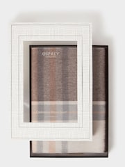 مربعات لون طبيعي - Osprey London The Skye Wool & Cashmere Blend Scarf - صورة 1 من 5