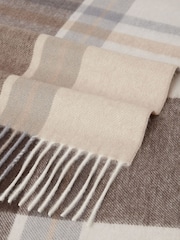 مربعات لون طبيعي - Osprey London The Skye Wool & Cashmere Blend Scarf - صورة 5 من 5