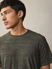 Braun - adidas Train Essentials Training T-Shirt mit Stretch - Bild 4 von 5
