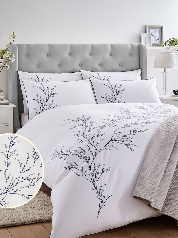 حزمة أغطية اللحاف ووسادة قطن 100% من Laura Ashley، تمتاز بتطريز فروع زهور الصفصاف - صورة 2 من 5 حزمة أغطية اللحاف ووسادة قطن 100% من Laura Ashley، تمتاز بتطريز فروع زهور الصفصاف - صورة 2 من 5