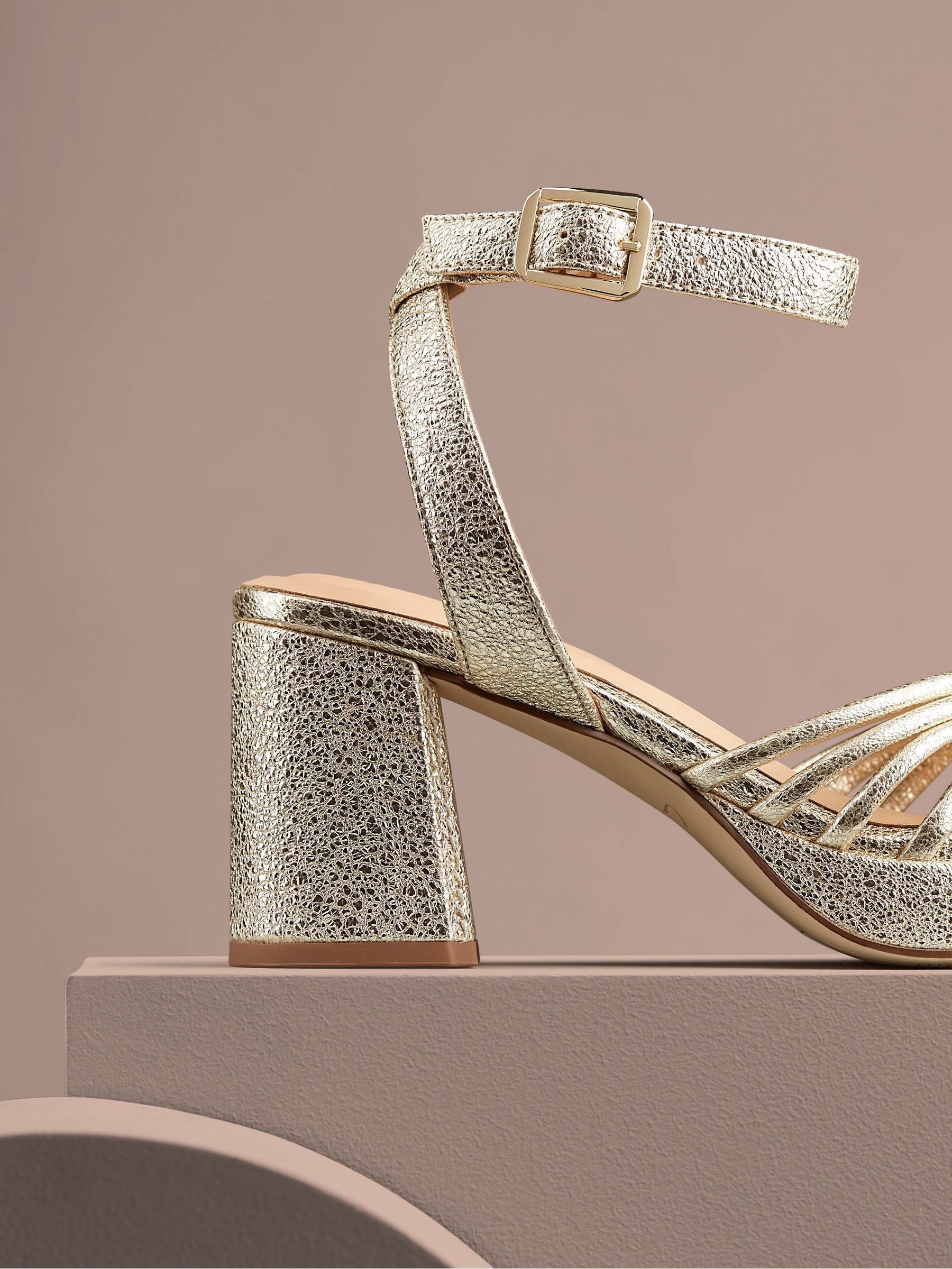 Kaufe Sie Clarks Ritzy75 Faye Sandalen aus Veloursleder bei Next Deutschland
