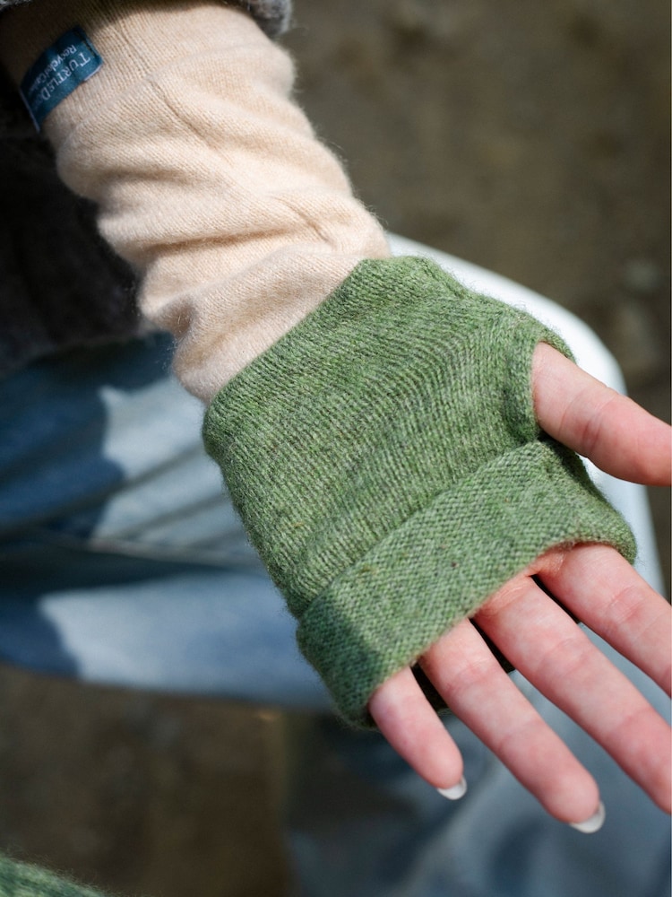 Celtic & Co. Green Cashmere Fingerless Center Split Gloves - Image 2 of 7