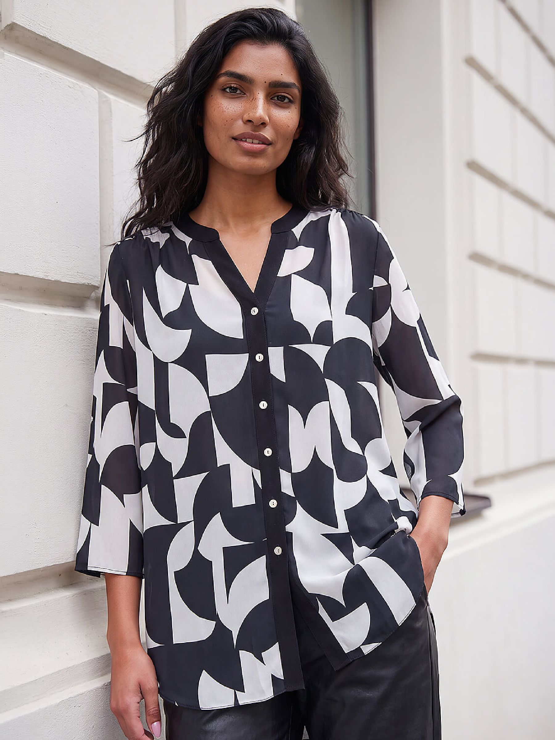 Roman Women's Black Geo Print Shirt In Size 20 - Image 2
